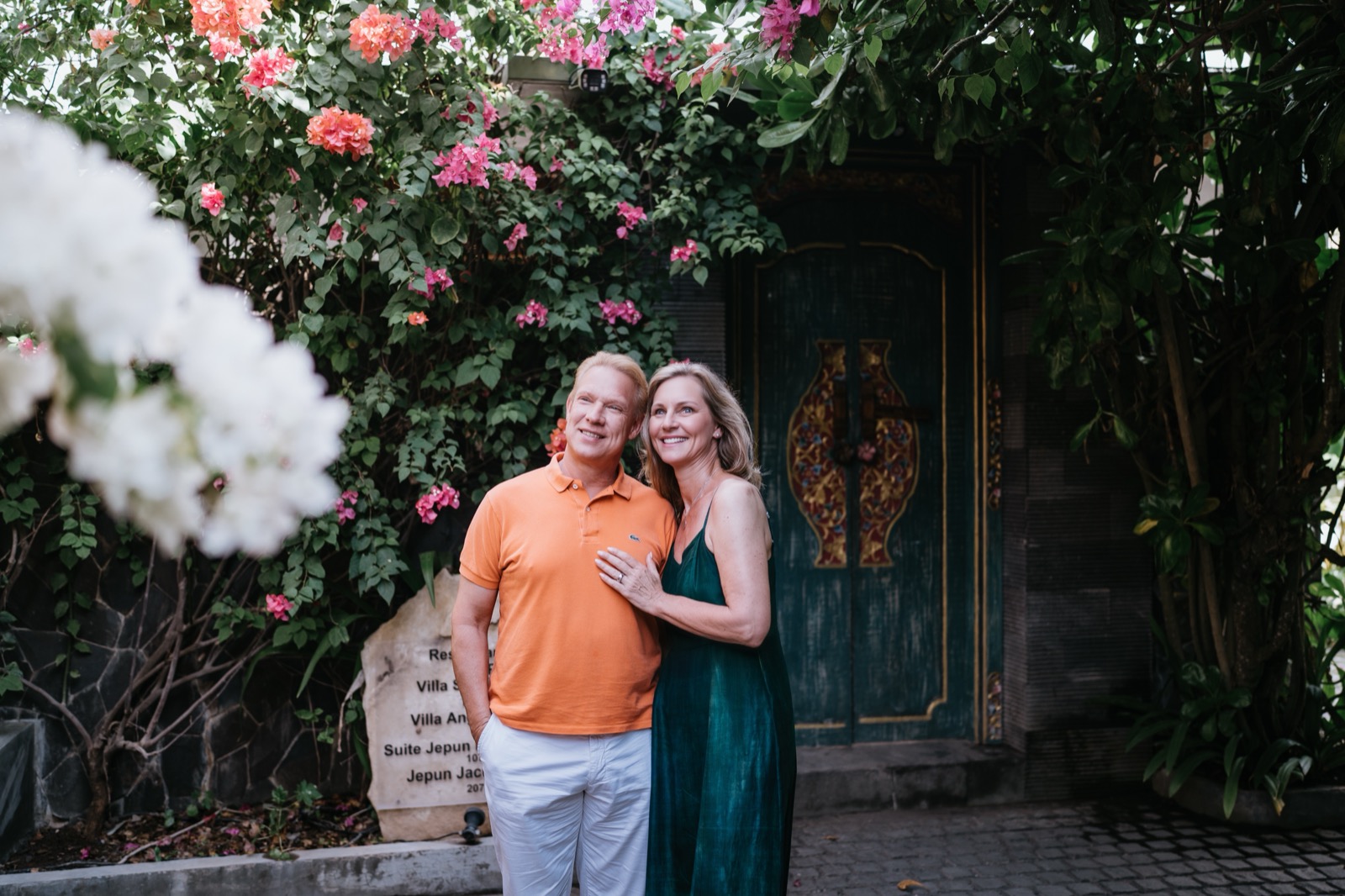 Sandra und Stefan vor einem blühenden Tor